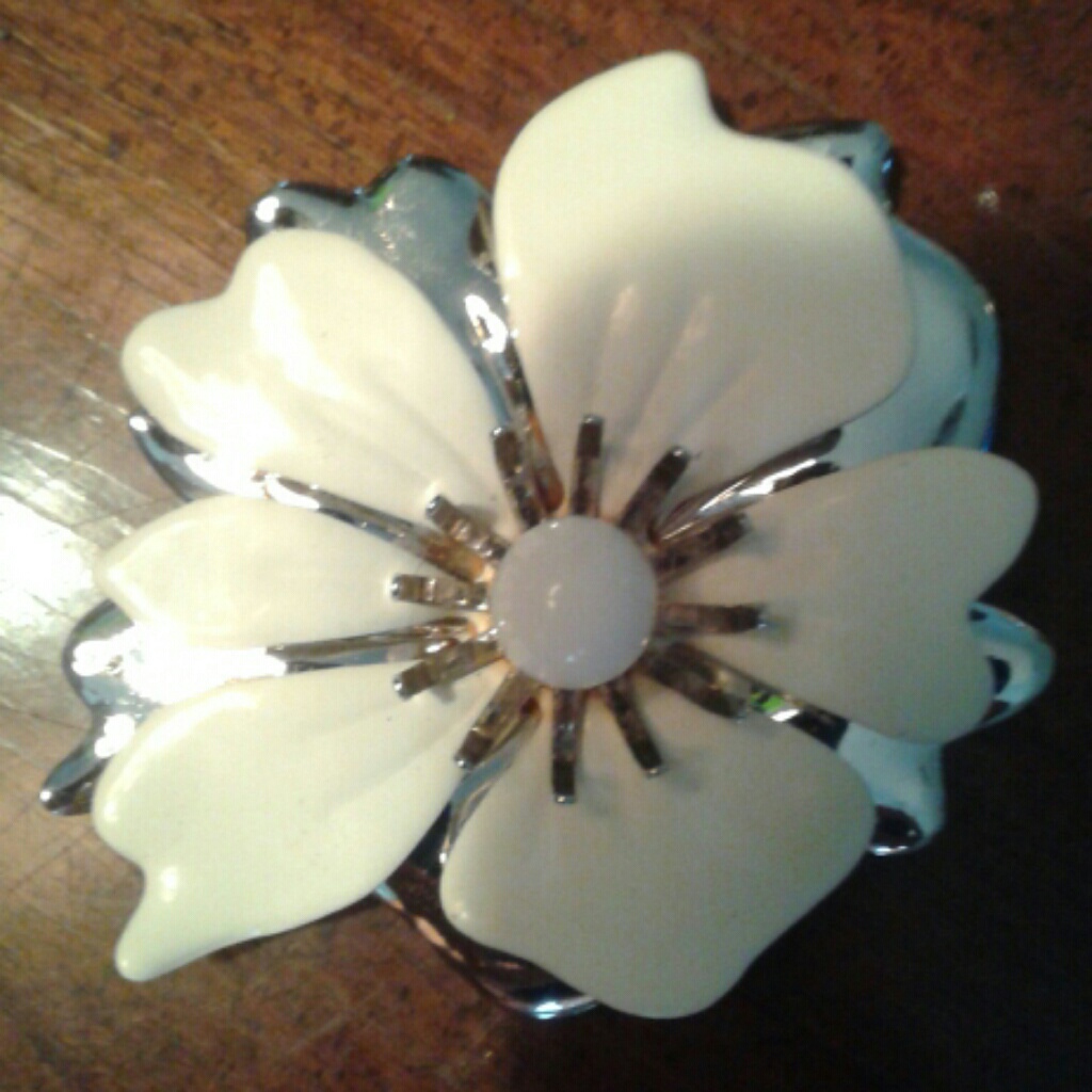 Sarah Coventry Vintage White Flower Pin